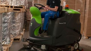 Dank des speziell dafür konstruierten Vorderrads verfügt die Reinigungsmaschine CT 230 BF 100 R Sweep über einen kleinen Wendekreis. (IP Gansow)