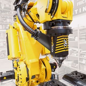 Der Schweißroboter Stir Rob von FPT Industries arbeitet mit der Energieführungskette Triflex R.