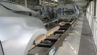 Im Volkswagenwerk in Wolfsburg rollt die Karosse des Golf auf einer Bahn, die seit 2013 zum Teil aus Holzwerkstoffen besteht. (Bild: Volkswagen AG WOB/ Dr. F. Drechsler)