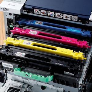 Das Single-Pass-Druckwerk der Multifunktionsgeräte ist eine Eigenentwicklung von Brother und erstmals in den Druckern der HL-4000-Serie eingesetzt.