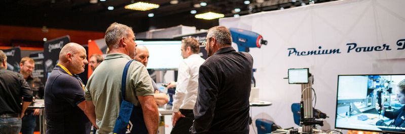 Die lockere und familiäre Atmosphäre auf der Schraubtec förderte den Austausch zwischen Ausstellern und Besuchern.(Bild:  Donna und der Blitz)