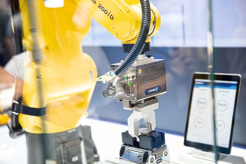 Die smarten Greifsysteme und Spannmittel von Schunk vermessen, identifizieren und überwachen in Echtzeit gegriffenen Bauteile und den laufenden Produktionsprozess. Auf Basis der Informationen vom Greifer passt der Kraftspannblock automatisch seine Backenposition und die Spannkräfte an.  (Schunk)