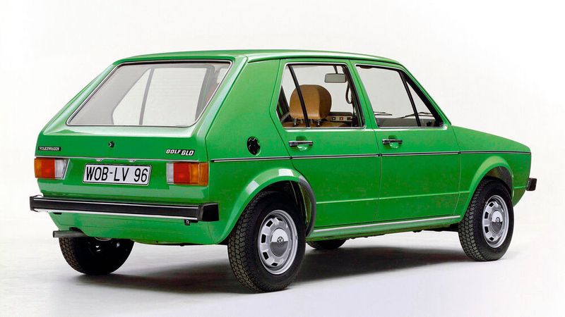 Kompakte Maße, viel Übersicht und eine hohe Wirtschaftlichkeit: Mit dem Golf 1 schuf Volkswagen eine eigene Fahrzeugklasse. (Bild: Volkswagen AG)