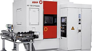Bild 1: Die patentierte Kapp KX 100 Dynamic kombiniert kurze Neben- und Rüstzeiten mit einem integrierten Automationskonzept zum wirtschaftlicheren Verzahnungsschleifen. (Bild: Kapp)