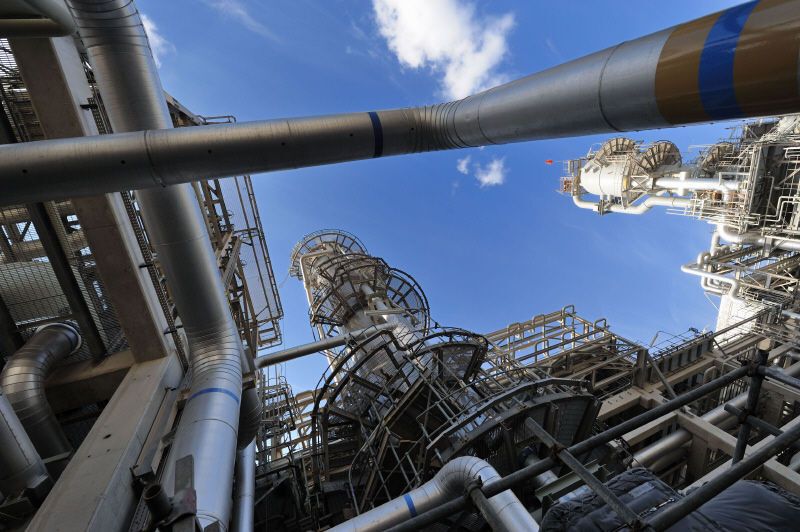 Desert dust at Pearl GTL – Gas turbines the size of jet engines blow hot steam into pipelines at a speed of around 300km/hr to clean them.  (Picture: Shell)