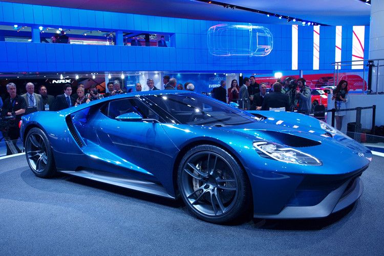 Einen Überraschungsauftritt legt der neue Ford GT hin, seines Zeichens Supersportwagen und Nachfolger des legendären GT40 aus den 1960er Jahren. Statt eines V8 schöpft der Neue seine Kraft aus einem doppelt aufgeladenen 3,5-Liter-V6, der mehr als 600 PS leisten soll. (SP-X/Hanne Lübbehüsen)
