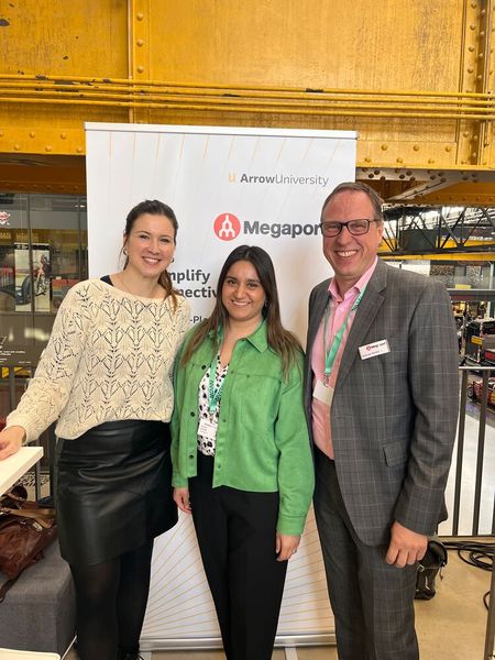 Ein erstes Kennenlernen: (v. l.) Barbara Miletic (IT-BUSINESS) mit Krishma Bonehill und Dirk Jan Bösinger (Megaport) (Bild: Vogel IT-Medien GmbH)