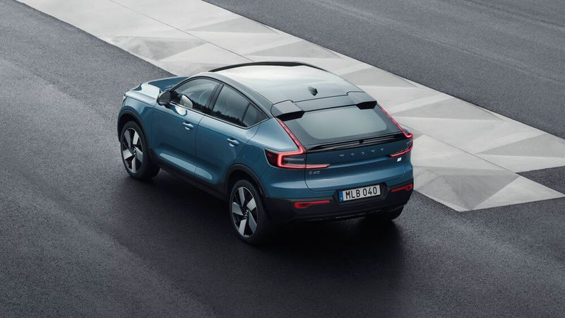 Die Dachlinie des Crossover-Modells fällt zum Heck recht stark ab. (Bild: Volvo)