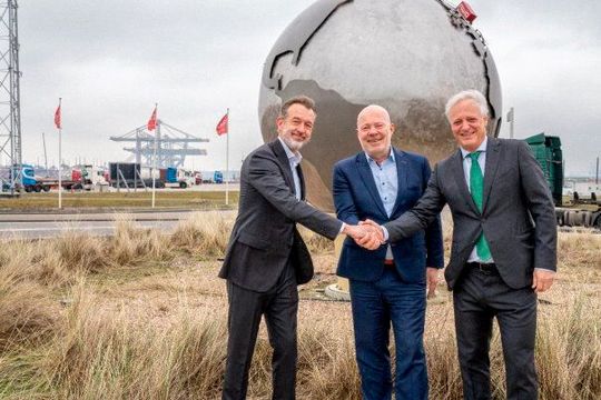 Handschlag für RWGs Landstrominiative: Boudewijn Siemons (Port of Rotterdam), Robert Simons (Stadt Rotterdam) und Ronald Lugthart (Rotterdam World Gateway, v.l.).(Bild:  Rotterdam World Gateway)