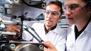 Beide neuen Thermoplaste sind laut Lanxess durch die hohen Glasfasergehalte ungewöhnlich steif und fest. Trotz der Glasfaserverstärkung ist die Schmelze dank der EasyFlow-Technologie leichtfließend.  (Lanxess)