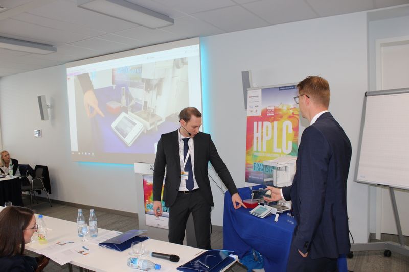 Livevorführung: Die halbautomatisierte Dosierung und das Herstellen von Kalibrierlösungen streamen die Referenten direkt auf die große Leinwand. So kann man auch in der hintersten Reihe das Geschehen hautnah verfolgen. (Bild: LABORPRAXIS)