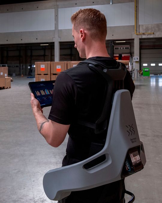 The Exia exoskeleton provides real-time analytics to support work processes.(Image: German Bionic)