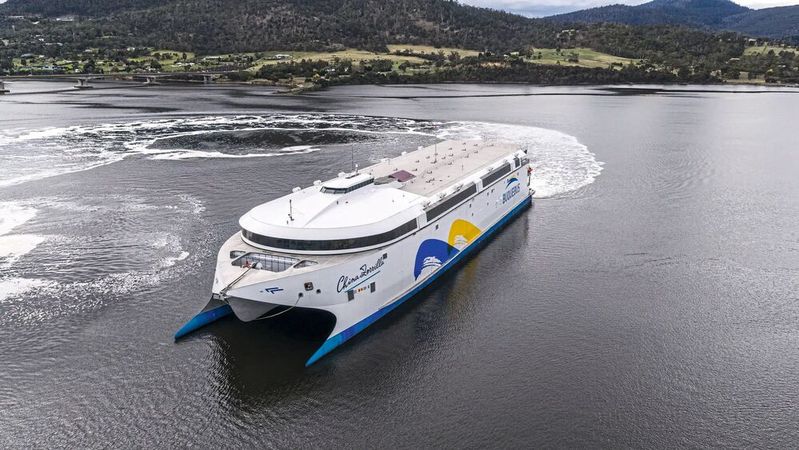 Die 130 m lange China Zorrilla bezieht ihre Energie aus einem Batteriesystem mit mehr als 40 MWh Kapazität. Acht Elektromotoren treiben ebenso viele Wasserjets an.(Bild:  Incat Australia Pty Ltd)