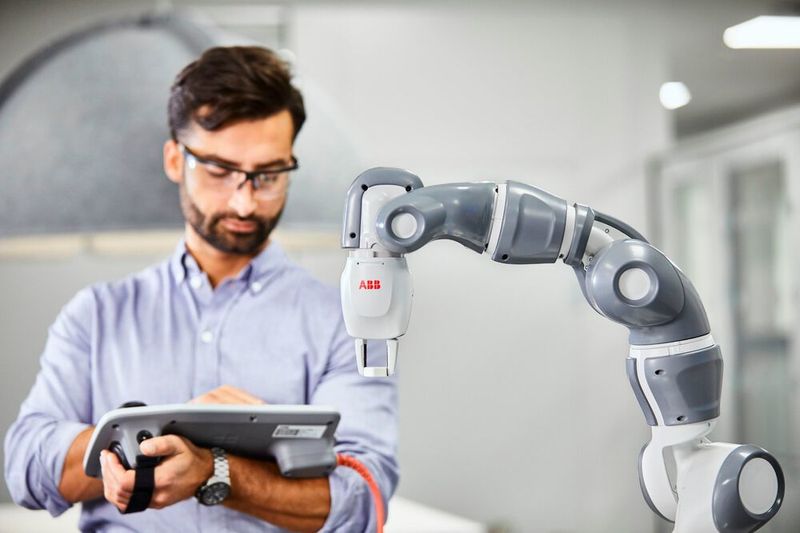 Fokusbereich 2 – Der Mensch hat das Kommando: Wenn Roboter und Menschen enger zusammenarbeiten, stellt sich die grundlegende Frage, ob der Roboter dem Arbeiter dient oder der Arbeiter dem Roboter. Die Charta stellt klar: Roboter müssen den Menschen unterstützen, nicht andersherum. Die europäische Robotikindustrie befürwortet daher einen „Human-in-Command-Ansatz“ für die Gestaltung guter, sicherer Arbeitsplätze. (ABB)