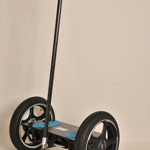 Der erste voll funktionsfähige 3D-gedruckte Prototyp des selbstbalancierenden Scooters verfügt über einen 3D-gedruckten Rahmen sowie eine Plattform aus robustem Nylon6-Material von Stratasys