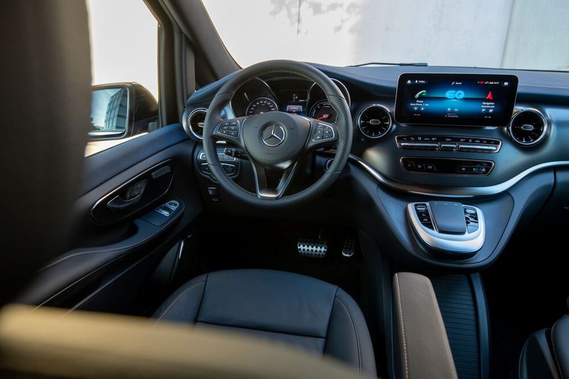 Hochwertige Materialien, gute Verarbeitung und ein freistehender 10,25-Zoll-Infotainment-Touchscreen zeugen von guter Quallität im Innenraum. (Bild: Daimler)