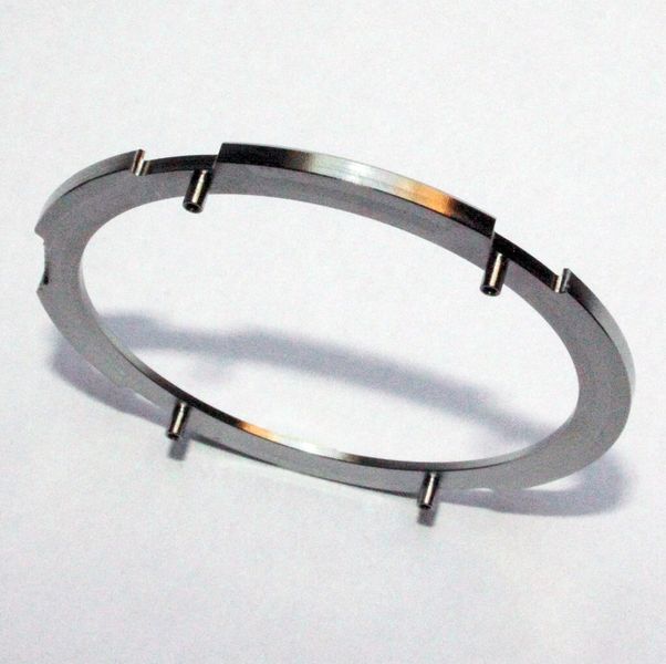 Etwa 18 Minuten dauert es, bis die sogenannte Lünette aus Titan, die als Zierring auf dem Gehäusekorpus das Uhrenglas fasst, fertig aus der MAXXturn 65 kommt. (Bild: Siemens)