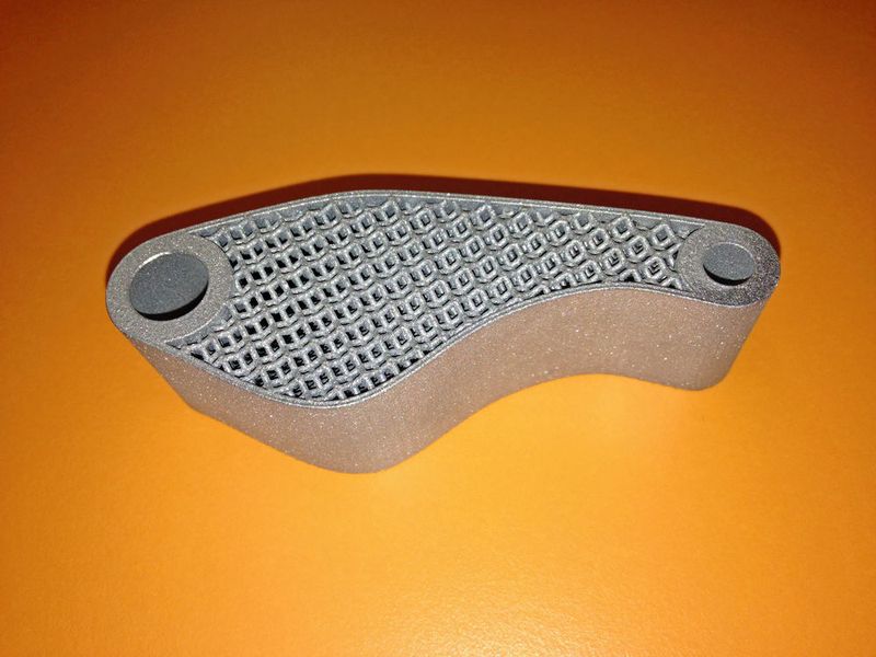 Feinste Strukturen, die mit anderen Verfahren nicht herstellbar sind: Gitterstrukturen spielen im Leichtbau eine besondere Rolle. Ausgeklügelte Netze ermöglichen eine hohe Festigkeit bei minimalem Gewicht. (AM Kyburz)