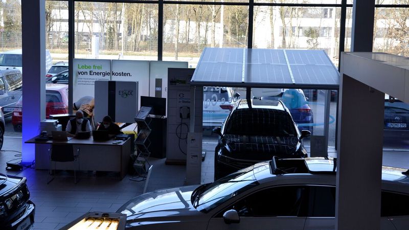 Im Showroom ist ein mit Solarpaneelen bestückter Carport ausgestellt. (Bild: Mauritz/»kfz-betrieb«)