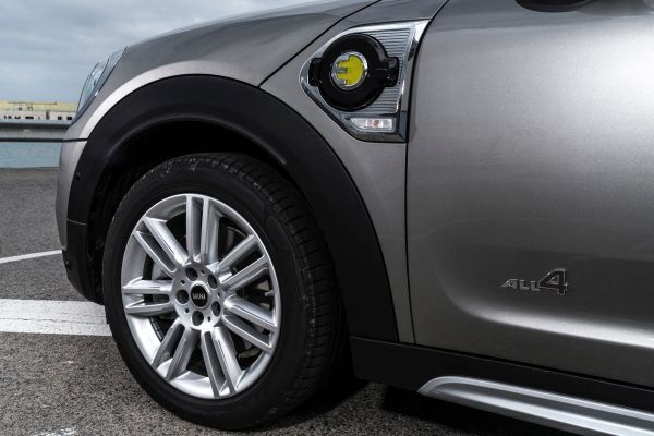Der MINI Cooper S E Countryman ALL4 ist der erste Mini, bei dem ein Plug-in-Hybrid-Antrieb die Möglichkeit zu rein elektrischer und damit lokal emissionsfreier Mobilität eröffnet. (Mini)