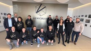 Neustart: Das Team von Vehiculum mit den Geschäftsführern Uwe Dinnerbier (l.) und Daniel Görlich (r.). (Bild: Vehiculum)