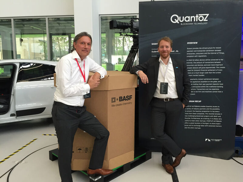 Alexander Weisz (l.), Associate Partner beim Startup Quantoz, und Jan Buchmann, Head of IT Innovation bei BASF, präsentieren auf dem Expo-Day der Innovationsplattform „STARTUP AUTOBAHN“ ein intelligentes Logistikkonzept auf Basis der Blockchain-Technologie. (BASF SE)