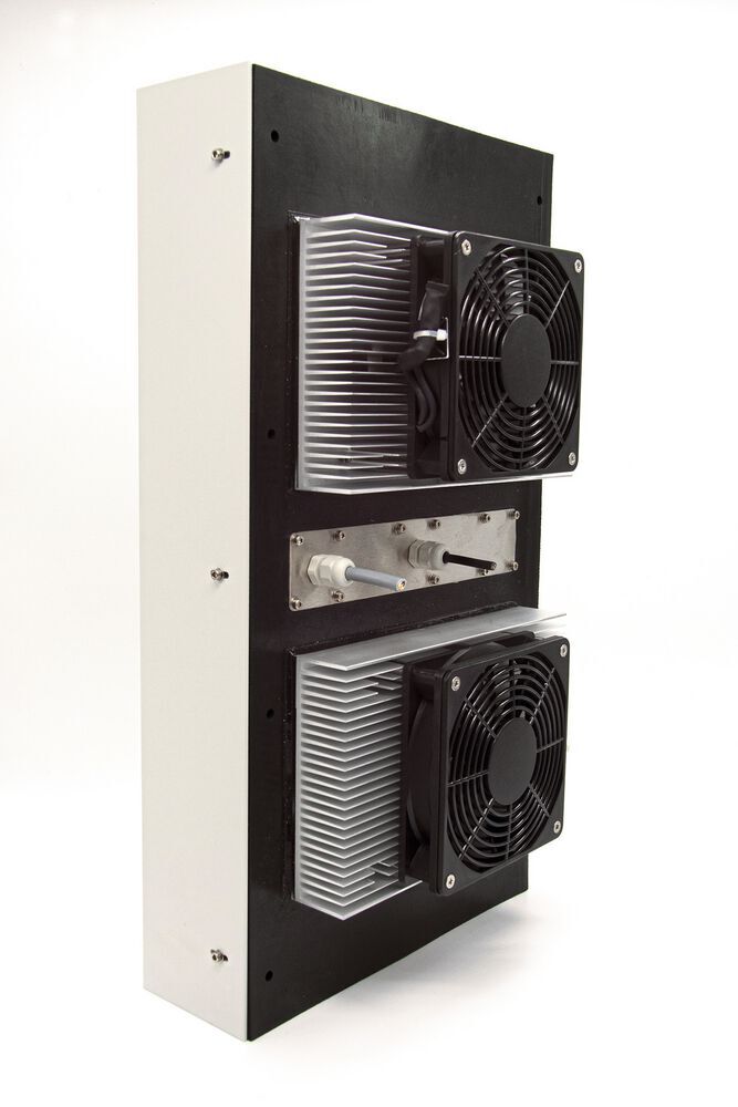 Schaltschrankkühlung: Bei dem Schaltschrankkühler der Serie FR-416-AC von DNPT bilden zwei CNC-bearbeitete und eloxierte Aluminium-Strangpress-Kühlkörper die Verbindung zwischen dem Peltier-Element des Kühlers und der Umgebungsluft.