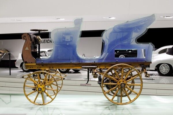 Im Porsche-Museum zu bestaunen: die erste Konstruktion von Ferdinand Porsche aus dem Jahr 1898. (Porsche)