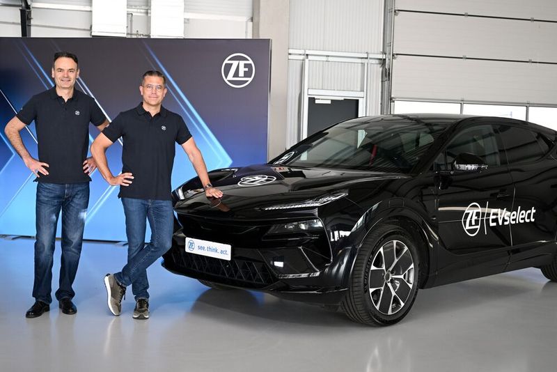 ZF-Vorstandsmitglied Mathias Miedreich (rechts), verantwortlich für die Division Elektrifizierte Antriebstechnologien, und Otmar Scharrer vor dem Innovationsfahrzeug EVselect.(Bild:  ZF Group)