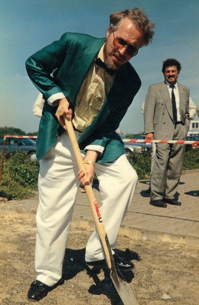 Dr. Klaus Weyer beim Spatenstich 1989 für die erste bauliche Erweiterung der Produktion am Hauptsitz in Dortmund, da die Nachfrage nach Elmos Produkten in der Automobil- und Konsumgüterindustrie sowie in der Industrieelektronik kontinuierlich stieg. (Bild: Elmos)