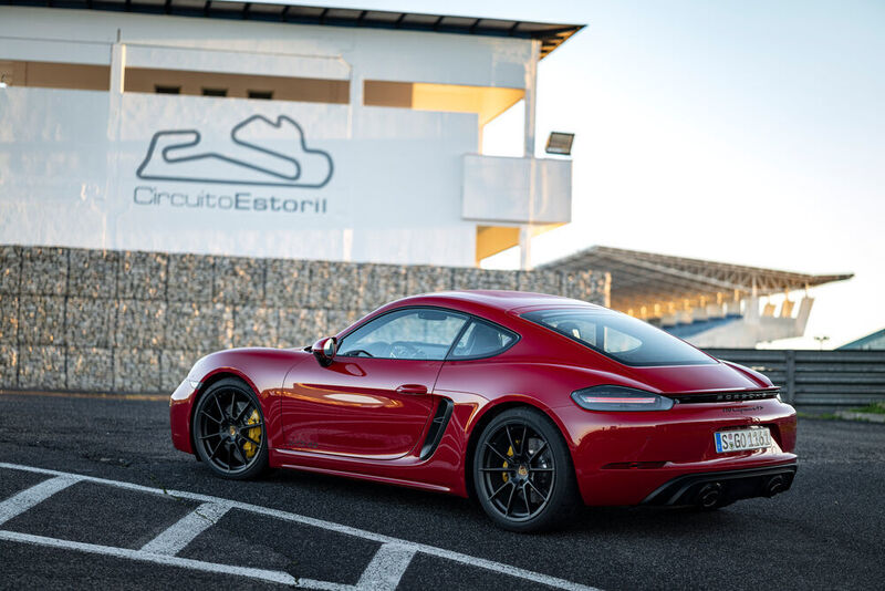 293 km/h schnell ist der Cayman GTS maximal, und am Ende der sehr langen Zielgeraden von Estoril hat man so 230, 240 Sachen auf dem Tacho. (Porsche)