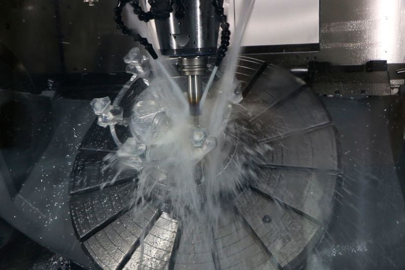 Die Dimensionsanalyse oder Ähnlichkeitsmechanik wurde erstmals durch Kronenberg auf die Gebiete der Zerspanung angewandt. (Sonnenberg)