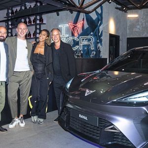 Gute Laune zum Start: (v. l.) Cupra-Kommunikationschefin Cécilia Taïeb, Andy Windsor (CEO von Want Studios), Marcus Gossen (Geschäftsführer von Cupra UK), Moderatorin Victoria Jane und Sven Schuwirth, Vorstand für Vertrieb, Marketing und Aftersales von Cupra.(Bild:  Seat Deutschland)