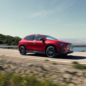 Der neue GLA von Mercedes ist gegenüber dem Vorgängermodell zehn Zentimeter länger geworden. (Bild: Mercedes-Benz)