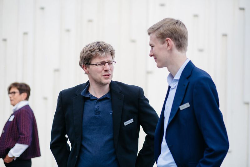 dbc-Rechenzentrumsleiter Marco-Silvio Studt im Gespräch mit dbc-Techniknachwuchs Tim Hoppe (Capeletti & Perl / Stephanie Pelch)