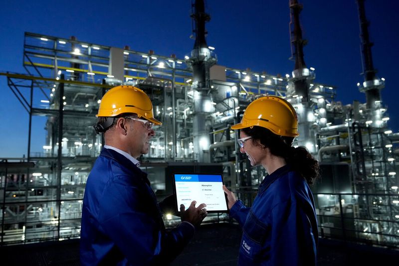Linked to OASE connect is the innovative OASE digilab tool, which enables real-time analysis of the gas treating agents used.  (BASF)