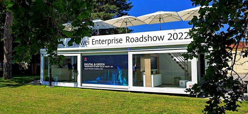Gleich wird der High-Tech-Pavillon der Huawei Enterprise Roadshow 2022 wieder geschrumpft und auf den Truck heraufgezogen. (Bild: Harald Karcher)