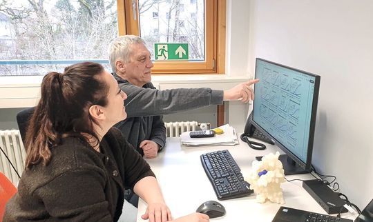 Tatjana Lang (l.) und Dr. Maik Behrens bei einer Arbeitsbesprechung im Büro am Leibniz-Institut für Lebensmittel-Systembiologie(Bild:  Leibniz-LSB@TUM / Dr. Gisela Olias)
