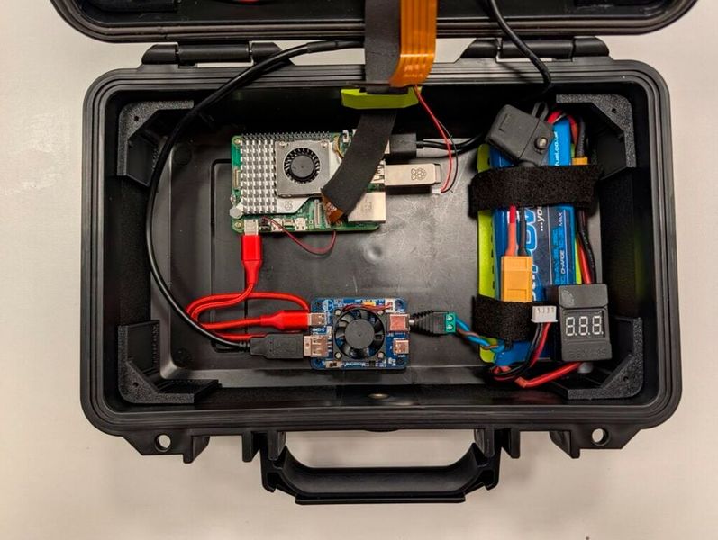 Erweitern Sie das Cyberdeck um einen Raspberry Pi und einen Akku. (Bild: Raspberry Pi)