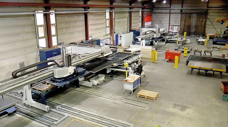 Für die Bearbeitung der Kundenaufträge stehen unter anderem kombinierte Stanz-Laser-Maschinen zur Verfügung. (Bild: Bauer)