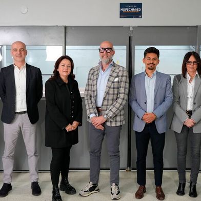 Hufschmied Zerspanungssysteme und CMS haben beschlossen, zusammenzuarbeiten. Von links: Thomas Niefenecker, Roberto Milesi (CMS), Christel Hufschmied (Geschäftsführerin Hufschmied), Matteo Radicioni (CEO CMS), Patrick Pulendran, Mirella Locatelli und Stefano Locher. (Bild: Hufschmied)