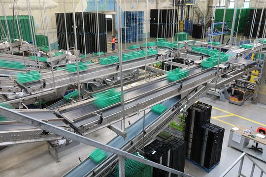 Die energiesparenden Transportbänder des Typs Amp Miser von Forbo Siegling sind jetzt vom TÜV Rheinland für ihr Einsparpotenzial offiziell zertifiziert worden, wie der Hersteller betont.(Bild:  Forbo Siegling)