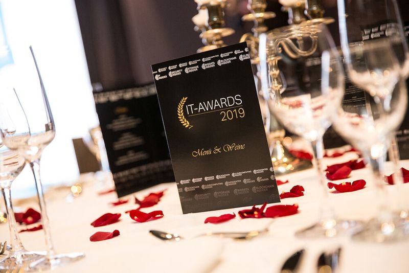 Zu einer Preisverleihungsgala gehören unebdingt auch gutes Essen und erlesene Getränke. Da brauchten die Gäste keine befürchtungen zu hegen. Die Award-Verleihung fand im Augsburger Hotel „Drei Mohren“ statt.  (artful rooms / VIT)