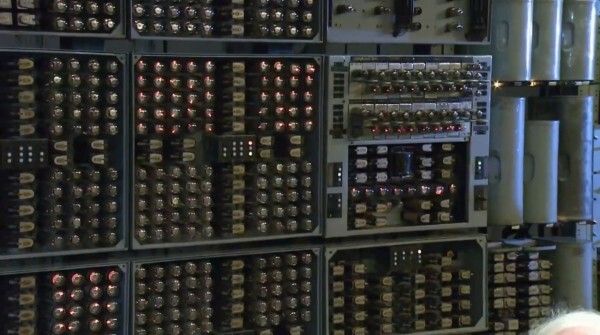Ein historischer Moment: WITCH, der älteste funktionstüchtige Computer der Welt wird nach drei Jahren Restaurierung gebootet und so wieder zum Leben erweckt (Bild: TNMOC)