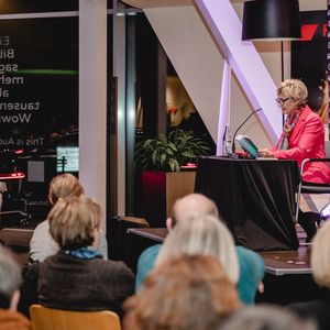 Die Bestseller-Autorin hatte für ihr Buch im Autohaus Stiglmayr recherchiert.(Bild:  Michael Matthes)