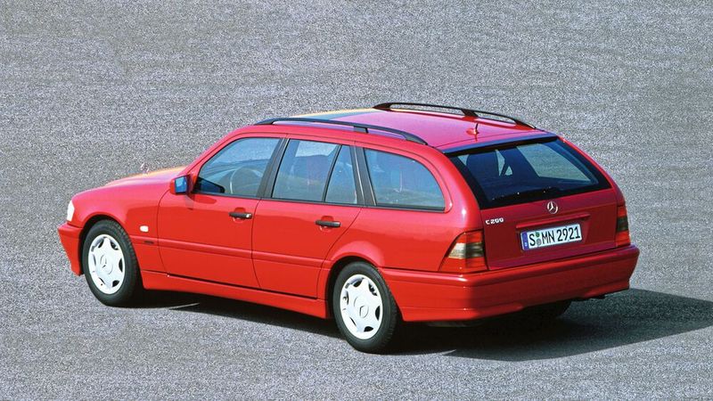 Von Anfang gab es die C-Klasse mit moderner Vierventiltechnik. So kamen die 1992 eingeführten Vierzylinder-Ottomotoren M 111 zum Einsatz sowie die Vier- bzw. Fünfzylinder-Diesel OM 604 und OM 605. Als Topmodelle waren die Sechszylinder-Ottomotoren M 104 erhältlich, ebenfalls in Vierventiltechnik. Der einzige Zweiventiler war der Dieselmotor OM 601. (Bild: Mercedes-Benz)