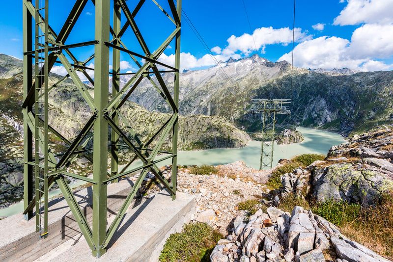 Am Grimselpass zwischen dem Haslital im Berner Oberland und dem Goms im Wallis (Schweiz) prägen Stauseen und Kraftwerksanlagen das Bild.