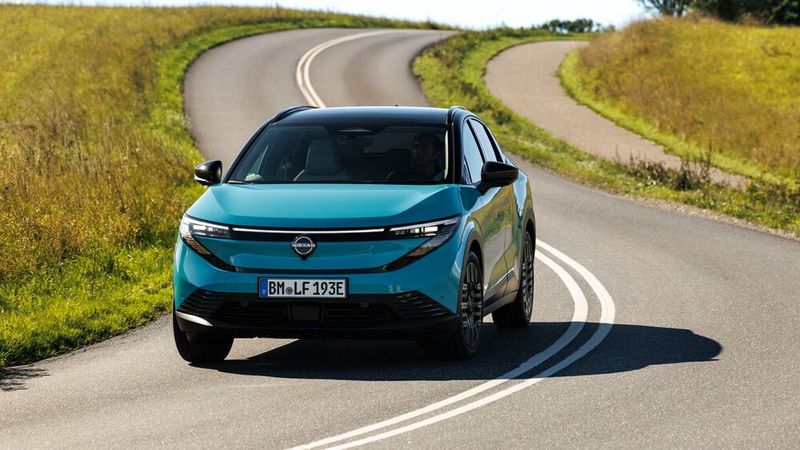 Als sportlichen Typ erlebt man den komfortbetonten Gleiter nicht. (Bild: Nissan)