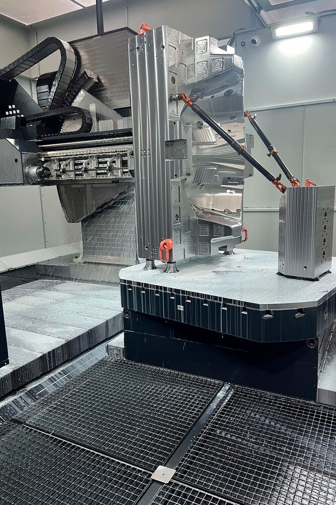 Das Fahrständer-Tieflochbohr-Fräszentrum IXN 3000 von Cheto ist eine multifunktionale Maschine, die mit Tieflochbohren, konventionellem Bohren, Fräsen und Gewinden eine echte Komplettbearbeitung auch großer Spritzgießwerkzeuge ermöglicht. (Bild:  Koller)