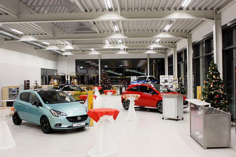 Der Schauraum – die Einrichtung ist im Vorfeld des Betriebsstarts noch provisorisch. (Foto: Autohaus Peter)